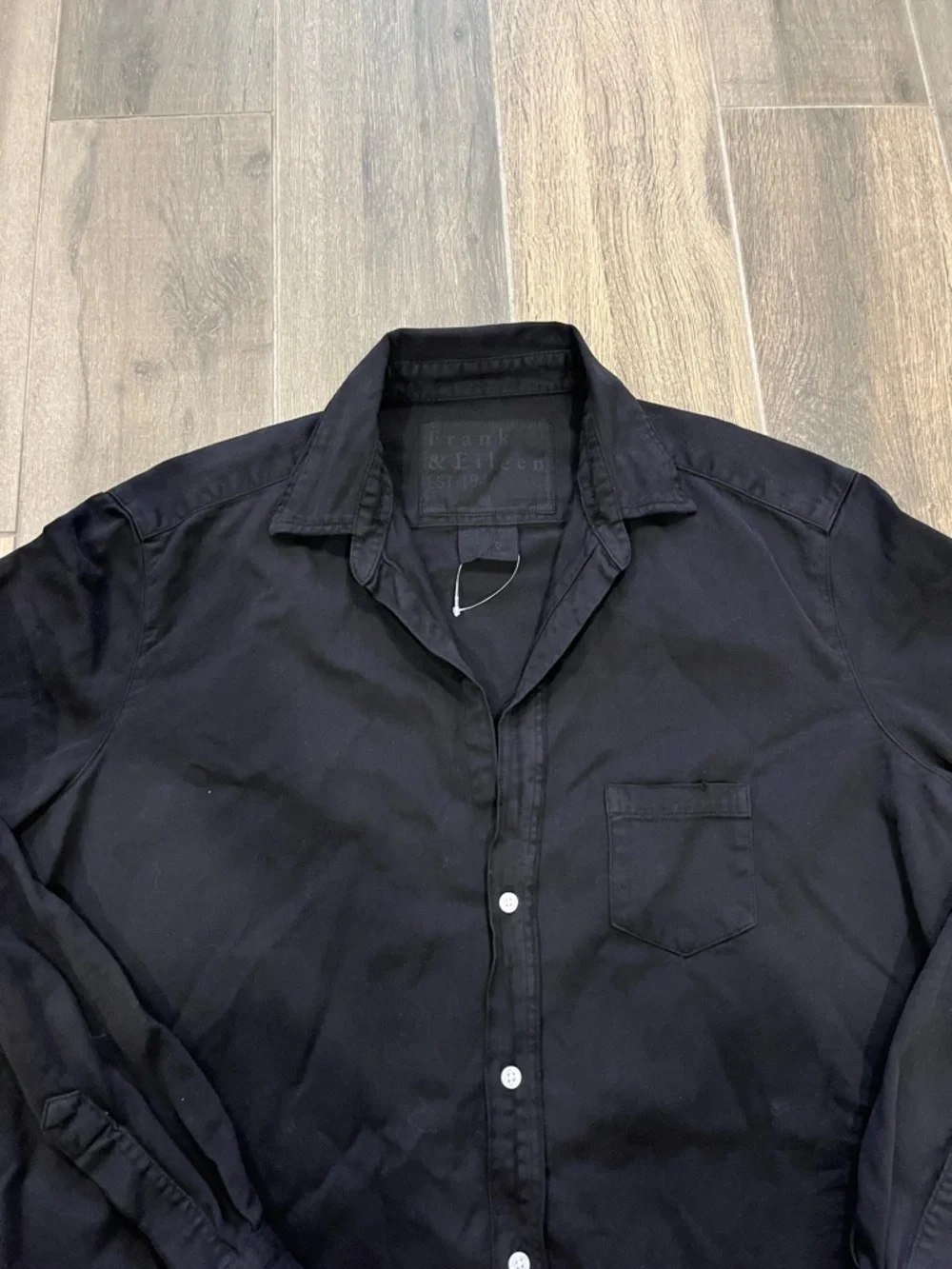 NEW Frank & Eileen Eileen Relaxed Button Up Shirt Black Size Medium - Picture 6 of 9
